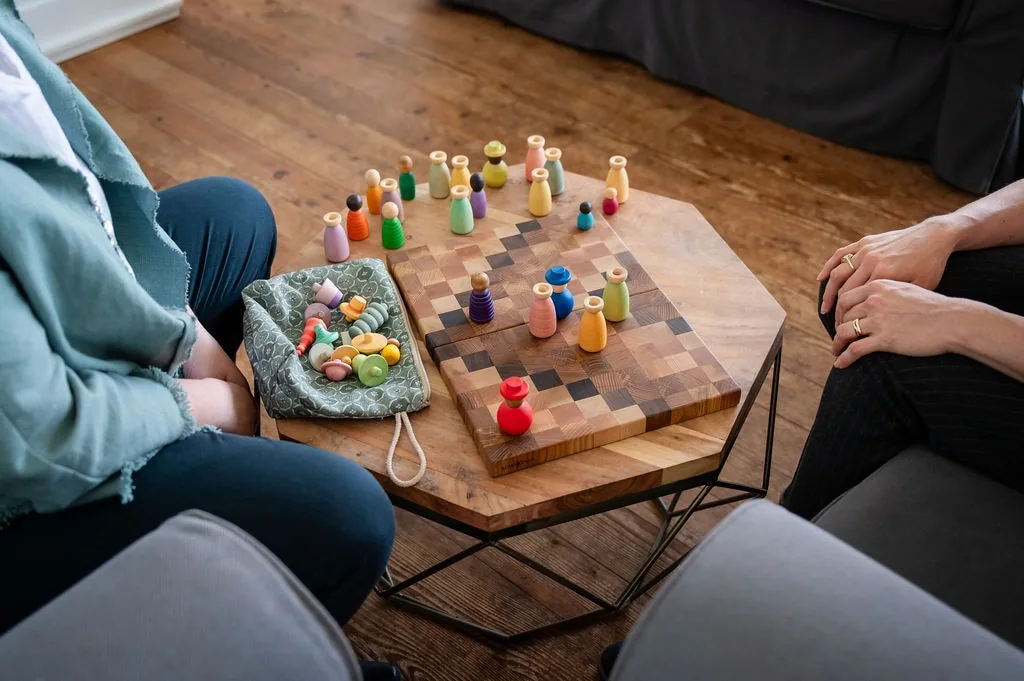 Systemfiguren und Schachbrett im Coaching-Raum