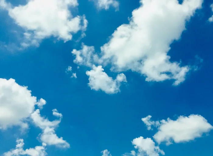 Blauer Himmel mit weissen Wolken