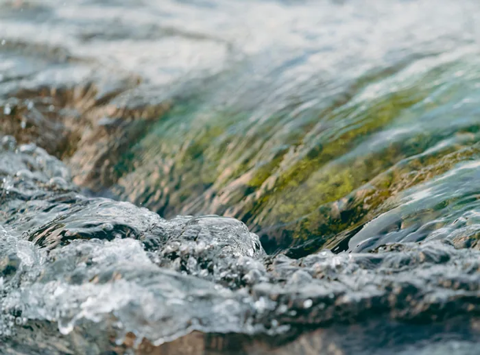 Wasser fliesst über Steine