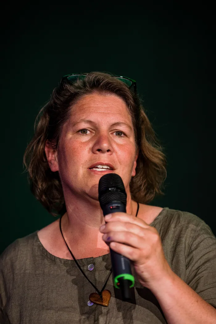 Simone Wampfler am Mikrofon