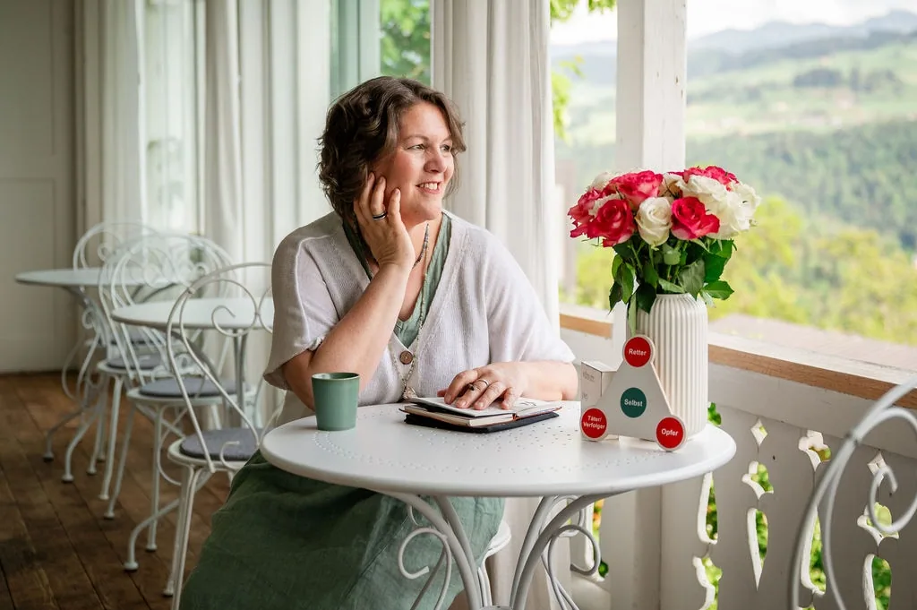 Simone Wampfler auf der Veranda mit Blick ins Grüne